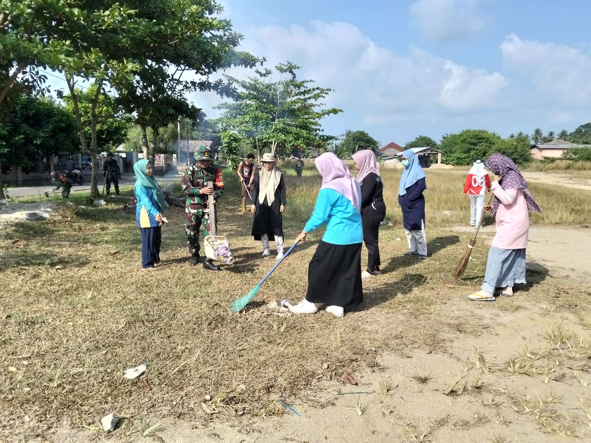 Kegiatan Gotong Royong bersama anggota TNI Koramil 431-02 Mentok