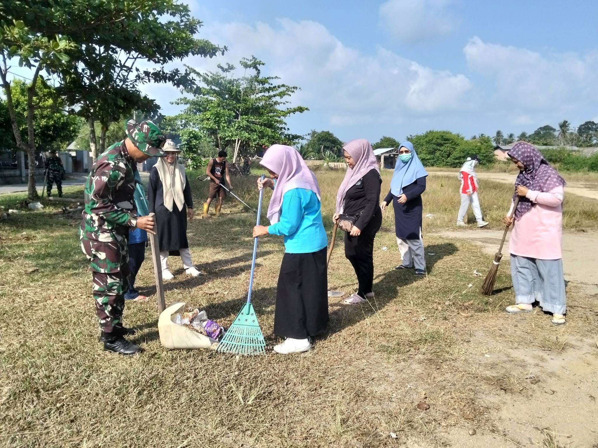 Kegiatan Gotong Royong bersama anggota TNI Koramil 431-02 Mentok