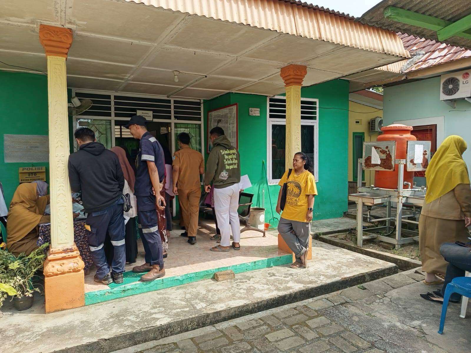 proses pergantian Kartu Keluarga (KK) dan KTP sebagai tindak lanjut adanya perubahan nomenklatur RW di beberapa wilayah Kelurahan Sungaibaru yang dipandu langsung oleh Dinas Dukcapil Kab. Bangka Barat
