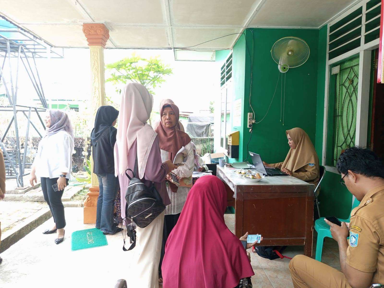proses pergantian Kartu Keluarga (KK) dan KTP sebagai tindak lanjut adanya perubahan nomenklatur RW di beberapa wilayah Kelurahan Sungaibaru yang dipandu langsung oleh Dinas Dukcapil Kab. Bangka Barat